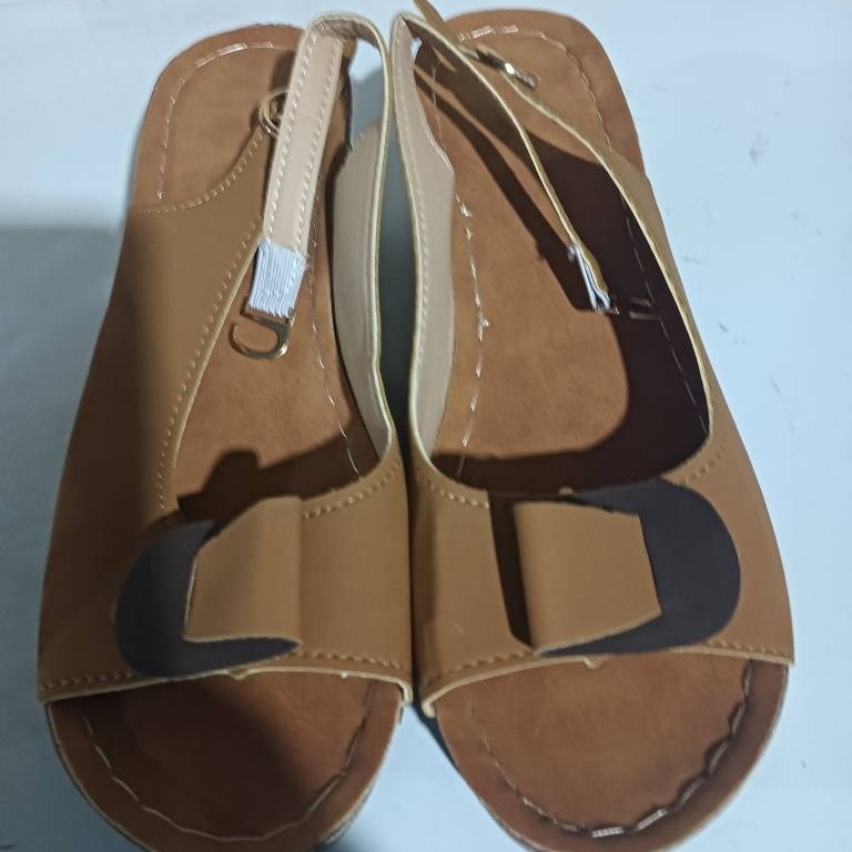 Női halszájú római stílusú szandál csattal, PU felsőrész, bőr belső, 3–5 cm sarka, alacsony boka