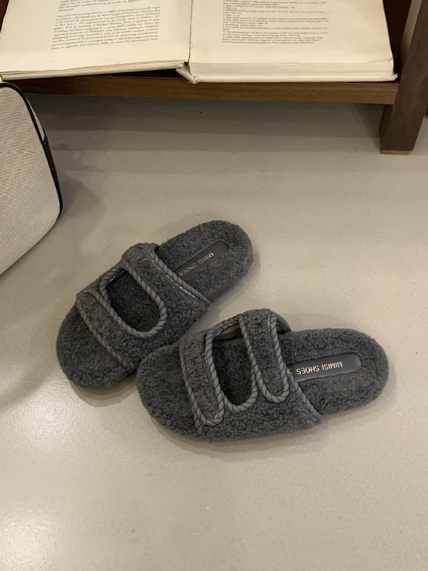 Női vastag talpú plüss papucs — nubuk felsőrész, gumírozott talp, slip-on kialakítás, belső réteg: szuper rost, talp vastagsága 0–3 cm