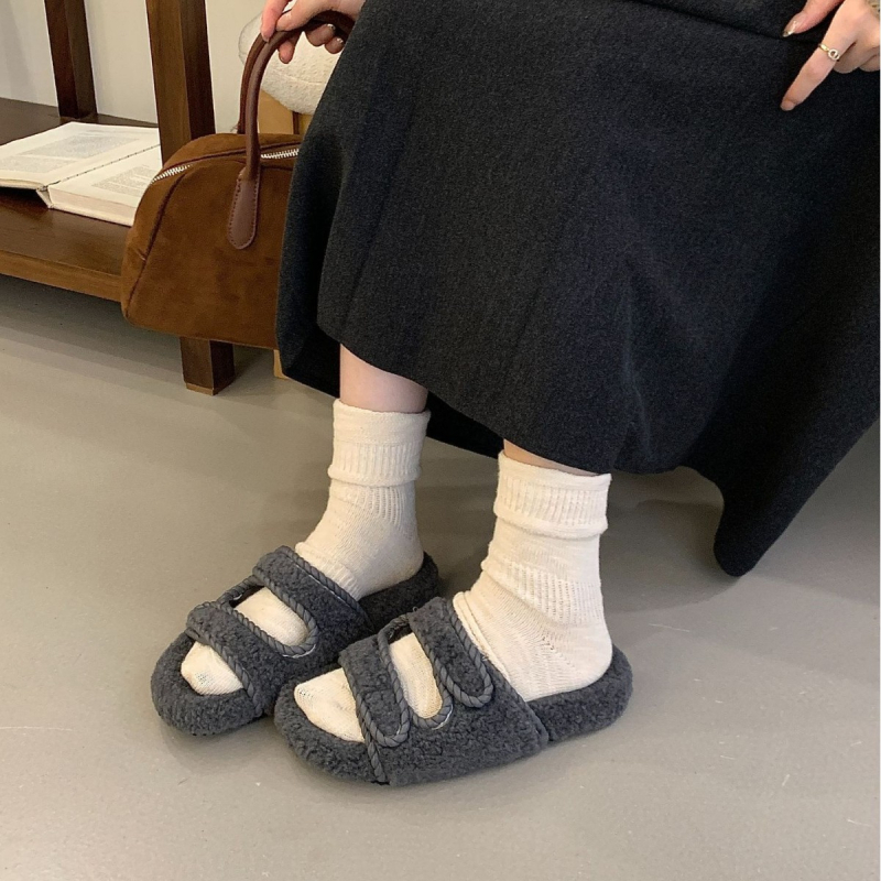 Női vastag talpú plüss papucs — nubuk felsőrész, gumírozott talp, slip-on kialakítás, belső réteg: szuper rost, talp vastagsága 0–3 cm