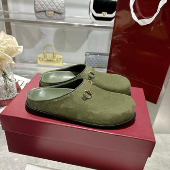 Dámske plátenné loafers s výšivkou a detailom horsebit, uzavretá špička, gumová podrážka, plochá podrážka, výška podrážky 0–3 cm, slip-on dizajn, jar 2025 vydanie