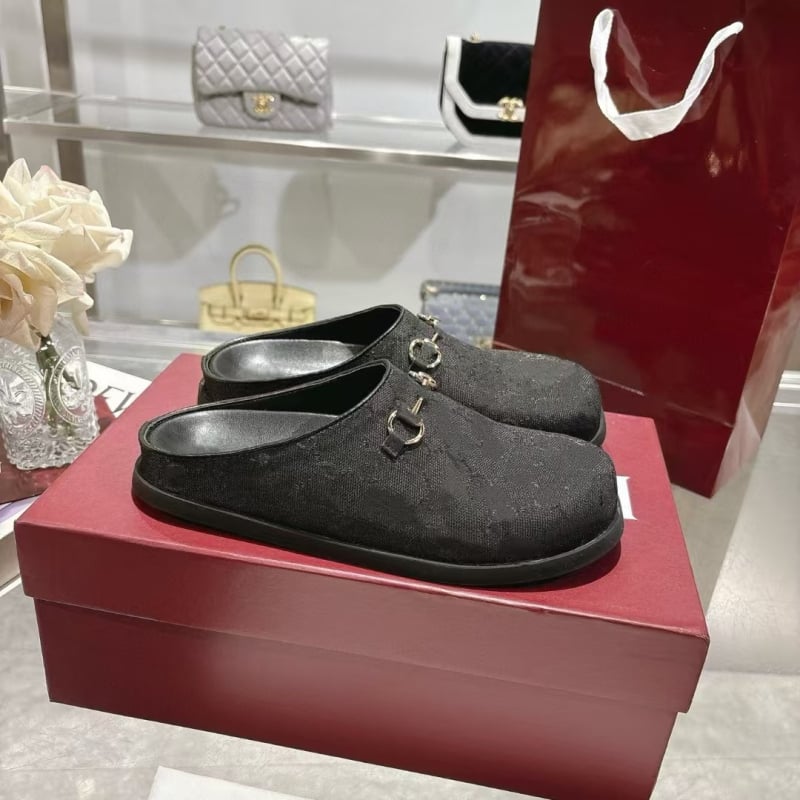 Dámske plátenné loafers s výšivkou a detailom horsebit, uzavretá špička, gumová podrážka, plochá podrážka, výška podrážky 0–3 cm, slip-on dizajn, jar 2025 vydanie