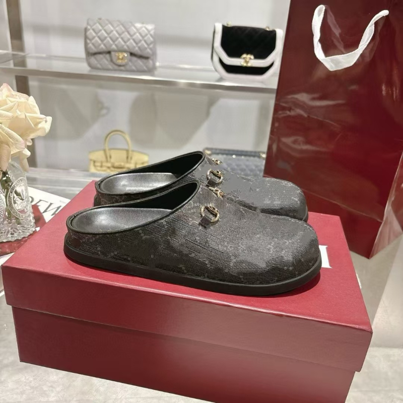 Dámske plátenné loafers s výšivkou a detailom horsebit, uzavretá špička, gumová podrážka, plochá podrážka, výška podrážky 0–3 cm, slip-on dizajn, jar 2025 vydanie