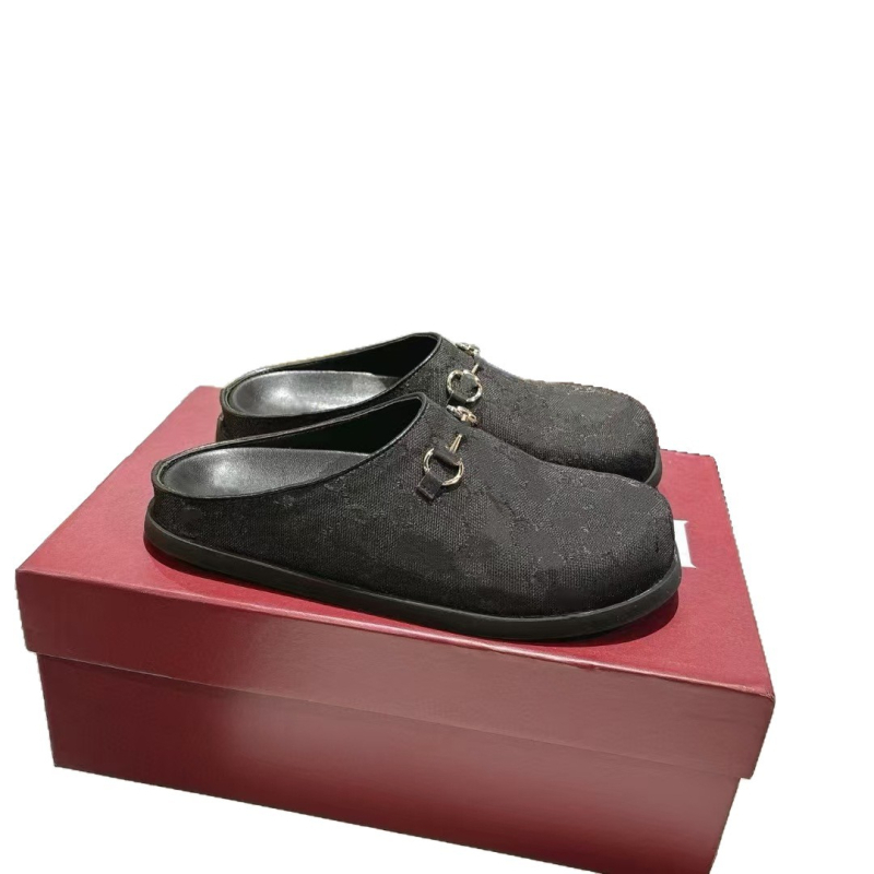 Dámske plátenné loafers s výšivkou a detailom horsebit, uzavretá špička, gumová podrážka, plochá podrážka, výška podrážky 0–3 cm, slip-on dizajn, jar 2025 vydanie