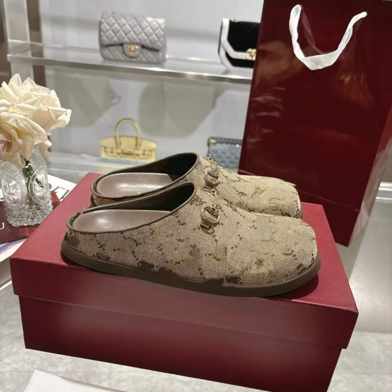 Dámske plátenné loafers s výšivkou a detailom horsebit, uzavretá špička, gumová podrážka, plochá podrážka, výška podrážky 0–3 cm, slip-on dizajn, jar 2025 vydanie