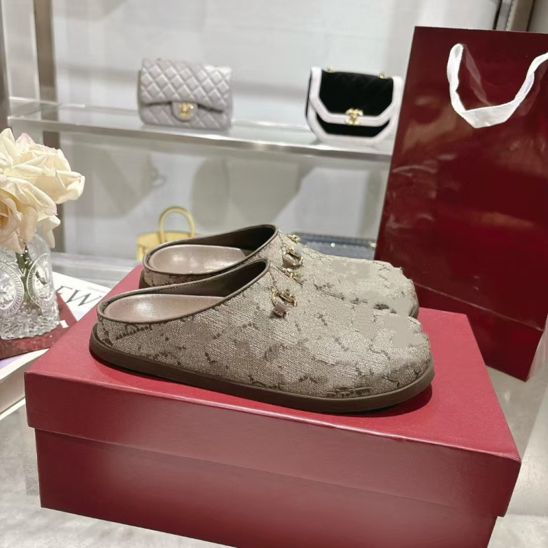 Dámske plátenné loafers s výšivkou a detailom horsebit, uzavretá špička, gumová podrážka, plochá podrážka, výška podrážky 0–3 cm, slip-on dizajn, jar 2025 vydanie