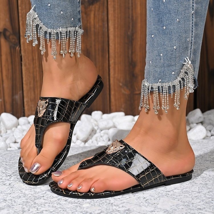 Dámske PU flip-flopy s mriežkovým vzorom, PU vrchná časť, plastová podrážka, plochá podrážka, leto 2025