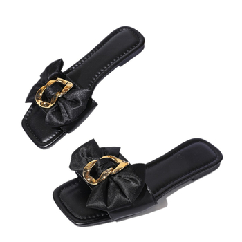 Dámske ploché sandále s mašľou, otvorený prst, štvorcový nos; horný materiál PU; podrážka z gumy; priedušné; leto 2025