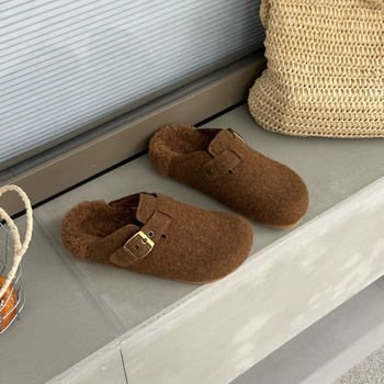 Dámske papuče zo split kože, hrubá podrážka (0–3 cm), flísová výstelka, gumová podrážka, slip-on zapínanie — Zima 2025