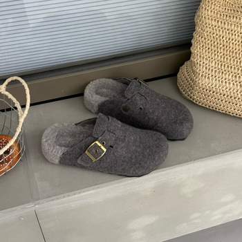 Dámske papuče zo split kože, hrubá podrážka (0–3 cm), flísová výstelka, gumová podrážka, slip-on zapínanie — Zima 2025