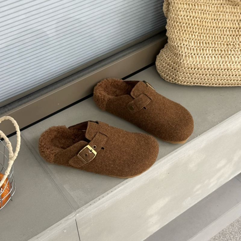 Dámske papuče zo split kože, hrubá podrážka (0–3 cm), flísová výstelka, gumová podrážka, slip-on zapínanie — Zima 2025