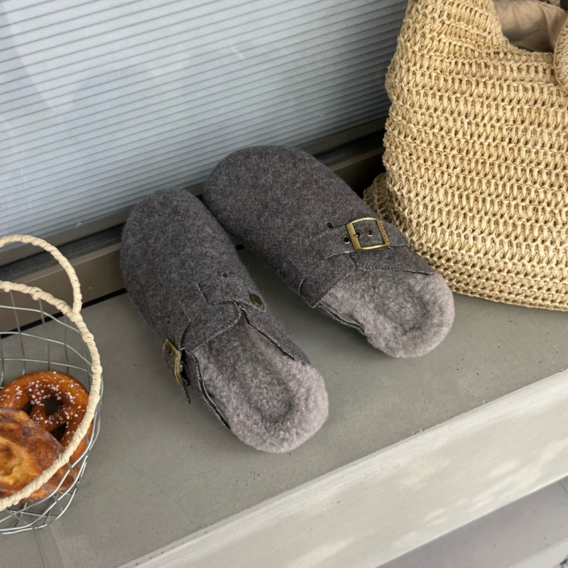 Dámske papuče zo split kože, hrubá podrážka (0–3 cm), flísová výstelka, gumová podrážka, slip-on zapínanie — Zima 2025