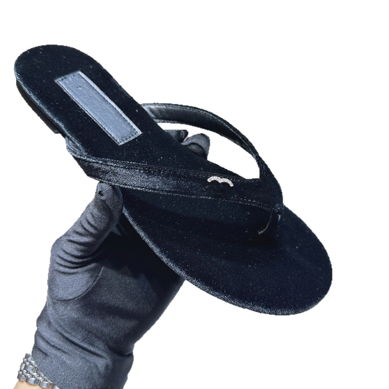Flip-flop japanke s gornjim dijelom od kravlje kože i gumom; prozračne, brzo se suše, protuklizne.