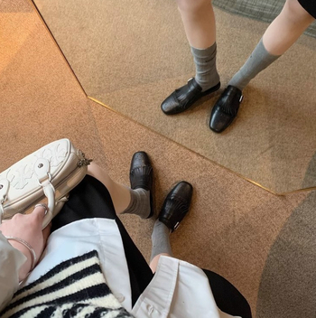 Ženske mule s izrezbarenim brog dizajnom i resicama, gornji dio od tele split kože, gumeni potplat, podstava od svinjske kože, slip-on, ploski potplat, debljina potplata 0–3 cm