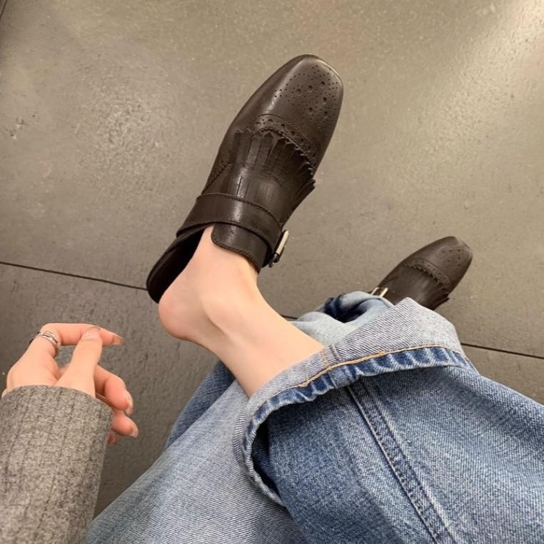 Ženske mule s izrezbarenim brog dizajnom i resicama, gornji dio od tele split kože, gumeni potplat, podstava od svinjske kože, slip-on, ploski potplat, debljina potplata 0–3 cm