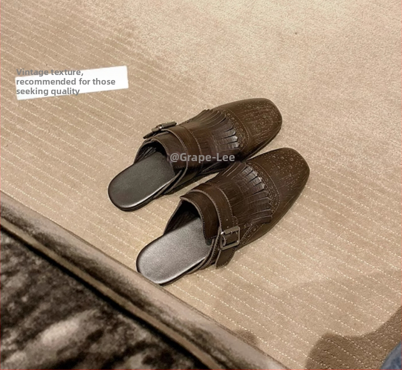 Ženske mule s izrezbarenim brog dizajnom i resicama, gornji dio od tele split kože, gumeni potplat, podstava od svinjske kože, slip-on, ploski potplat, debljina potplata 0–3 cm