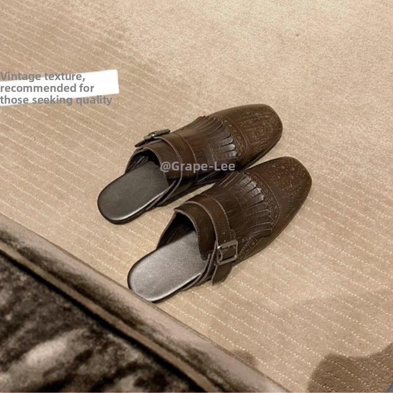 Ženske mule s izrezbarenim brog dizajnom i resicama, gornji dio od tele split kože, gumeni potplat, podstava od svinjske kože, slip-on, ploski potplat, debljina potplata 0–3 cm