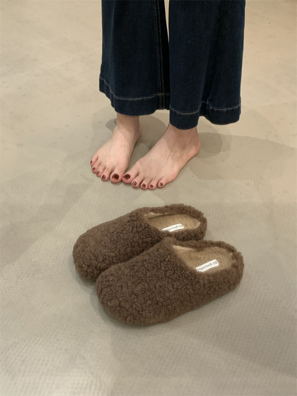 Koreai stílusú szőrme papucs, integrált báránybőrrel, nubuk felsőrész, belső műszál rövid plüss bélés, gumitalp, slip-on, lapos talp, 0-3 cm emelés