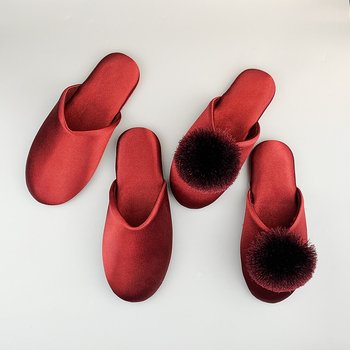 Vjenčane papuče – satenski gornji dio, EVA potplat, unutarnji materijal tkanina, jednobojni uzorak, debljina potplata 0–3 cm; minimalistički stil