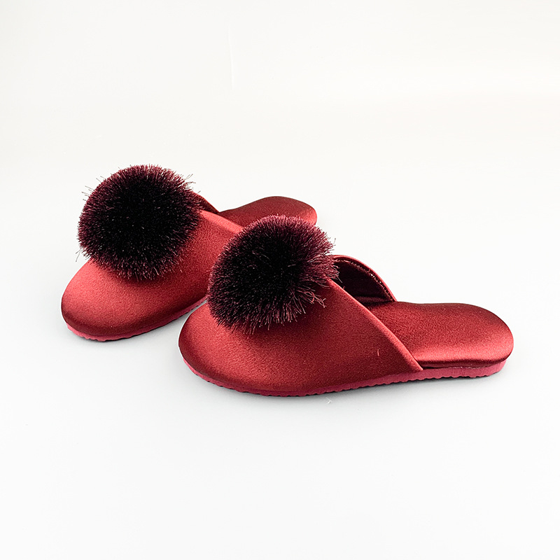 Vjenčane papuče – satenski gornji dio, EVA potplat, unutarnji materijal tkanina, jednobojni uzorak, debljina potplata 0–3 cm; minimalistički stil