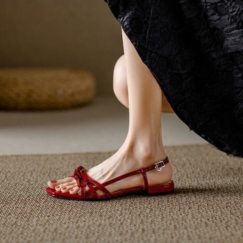 Dámske sandále s jedným remienkom a mašličkou, štvorcový nos, PU vrchný materiál, gumová podrážka, zapínanie na sponu, pohodlné