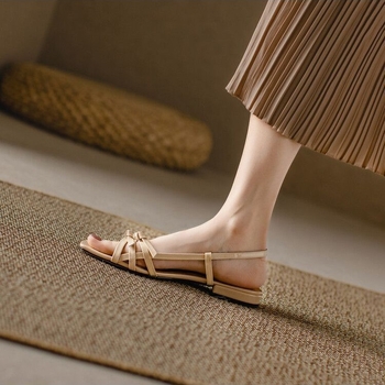 Dámske sandále s jedným remienkom a mašličkou, štvorcový nos, PU vrchný materiál, gumová podrážka, zapínanie na sponu, pohodlné