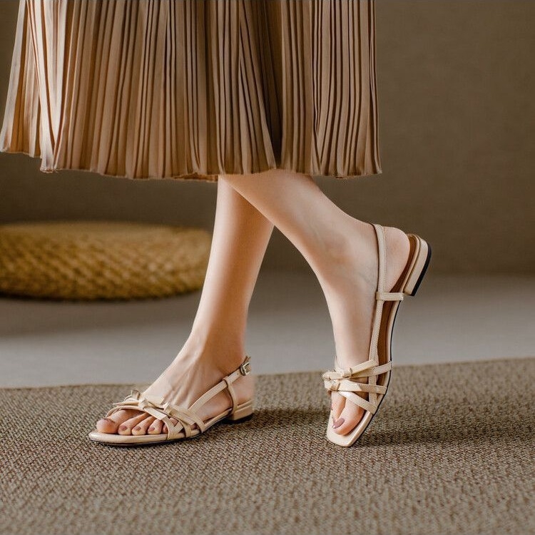 Dámske sandále s jedným remienkom a mašličkou, štvorcový nos, PU vrchný materiál, gumová podrážka, zapínanie na sponu, pohodlné