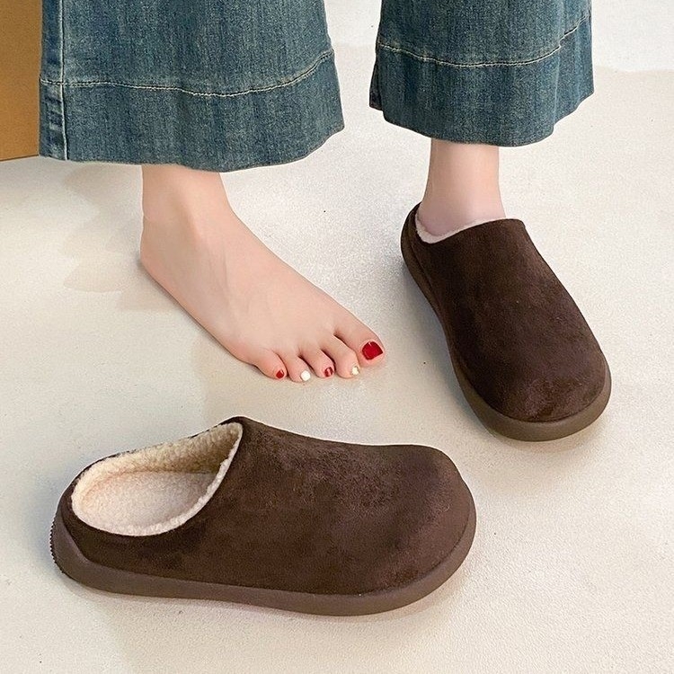 Dámske papuče z umelej kožušiny s vnútornou výstelkou, PU podrážka, injektovaná konštrukcia, plochá podrážka