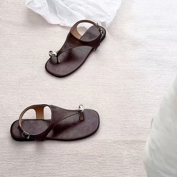 Korejskog stila otvorene sandale s jednom kopčom, PU gornji dio, gumena potplat, kvadratni vrh, ravna potplata.