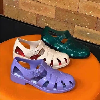 Ženske sandale za plažu - retro stil, zatvorenim prstima, srcolasti otvori, mrežasti pleteni dizajn, jelly sandale