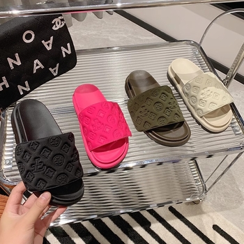 Ženske papuče s debelim đonom i Velcro kopčom, PVC gornji dio, PVC đon, PVC podstava, zaobljeni vrh prsta, retro stil