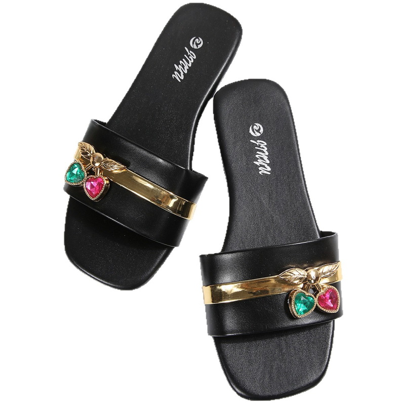 Γυναικείες επίπεδες σάνδαλες με τετράγωνη μύτη, μεταλλική διακόσμηση, άνω μέρος από συνθετικό δέρμα, σόλα από καουτσούκ, ενιαίος σχεδιασμός