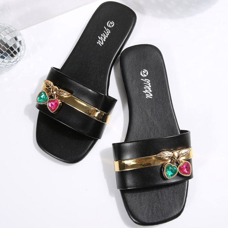 Γυναικείες επίπεδες σάνδαλες με τετράγωνη μύτη, μεταλλική διακόσμηση, άνω μέρος από συνθετικό δέρμα, σόλα από καουτσούκ, ενιαίος σχεδιασμός