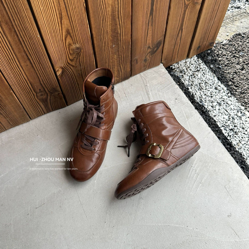 Ženske tenisice u retro stilu s kopčom od nubuk kože, okrugli vrh, gumeni đon, niski đon 1–3 cm