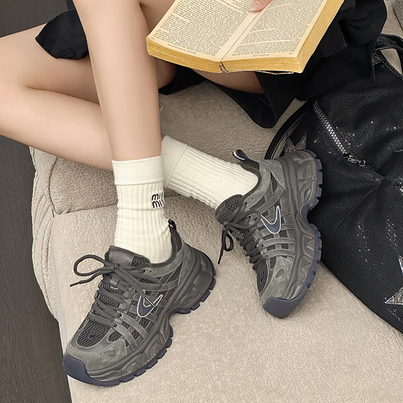 Ženske tenisice s debelom potplatom u stilu dad shoes, kožni gornji dio, okrugli vrh, prednje vezanje, prozračna mrežasta podstava