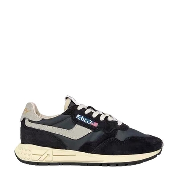 Unisex priedušné tenisky na šnúrky, vrchný materiál pravá koža, stredná výška, gumová podrážka.