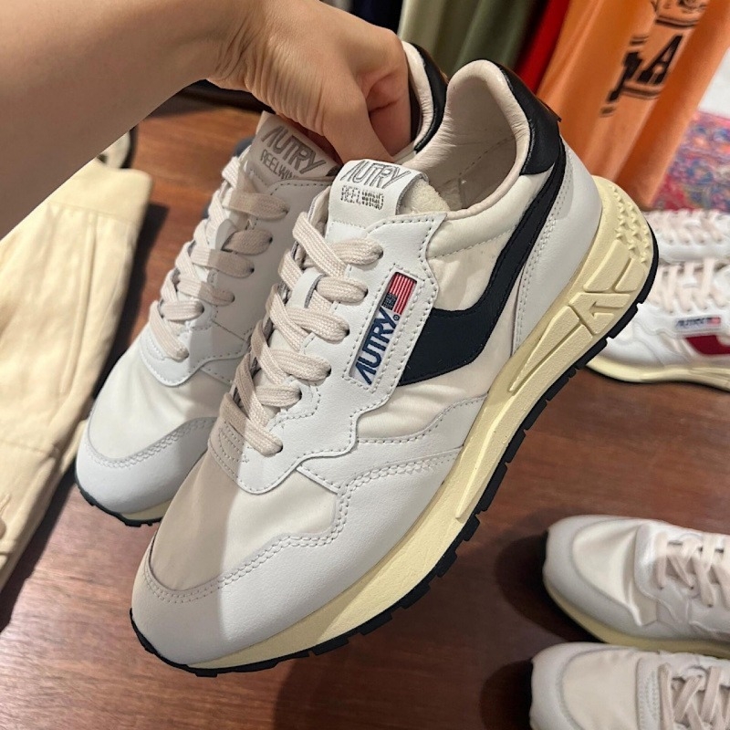 Unisex priedušné tenisky na šnúrky, vrchný materiál pravá koža, stredná výška, gumová podrážka.