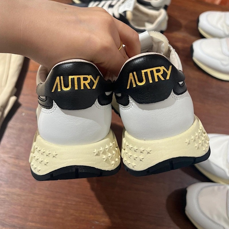 Unisex priedušné tenisky na šnúrky, vrchný materiál pravá koža, stredná výška, gumová podrážka.