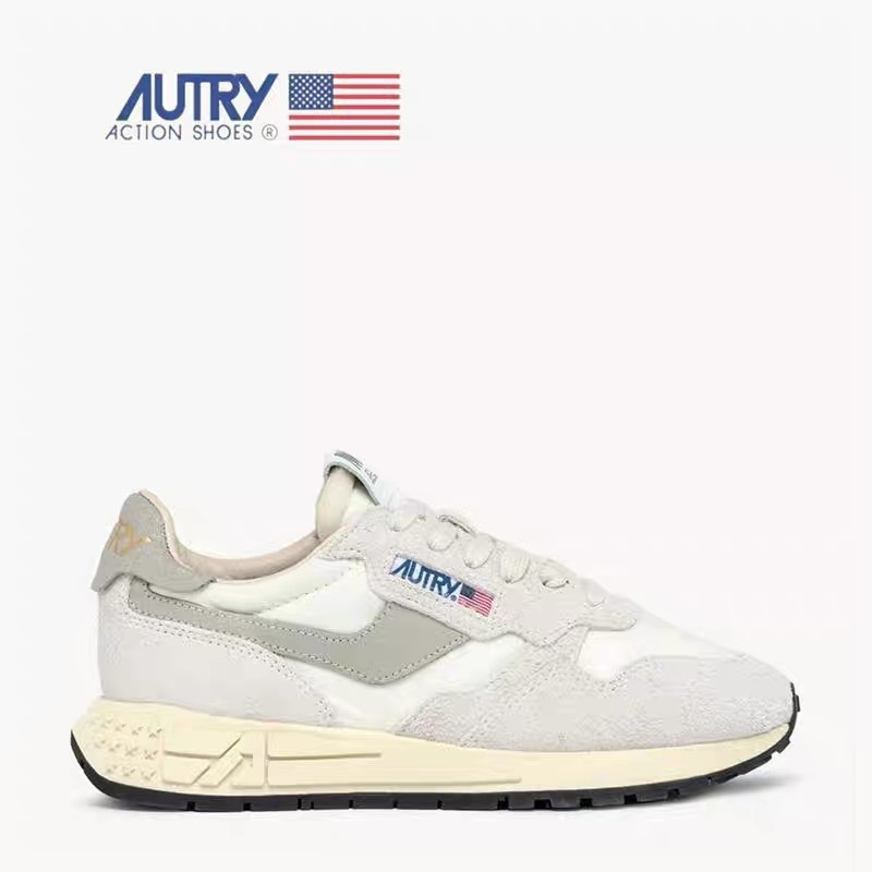 Unisex priedušné tenisky na šnúrky, vrchný materiál pravá koža, stredná výška, gumová podrážka.