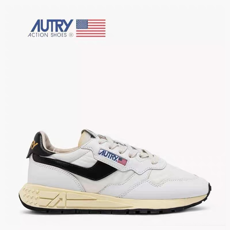 Unisex priedušné tenisky na šnúrky, vrchný materiál pravá koža, stredná výška, gumová podrážka.