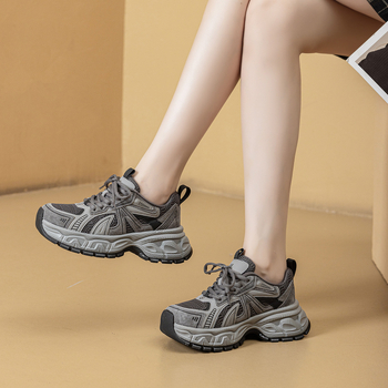 Ženske tenisice u stilu Dad Shoes s fleece podstavom i debelom potplatom, prednje vezanje, visok gornji dio, gornji materijal: Pigskin + umjetna koža + tekstil, okrugli vrh, 3-5 cm peta, protuklizna podloga