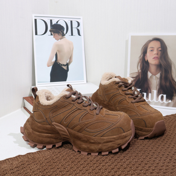 Női bőrből készült platformos sportcipő, vastag talppal, elől fűzőzár, lélegző technológia, belső műszőrös bélés