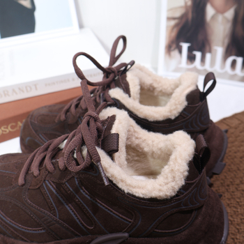 Női bőrből készült platformos sportcipő, vastag talppal, elől fűzőzár, lélegző technológia, belső műszőrös bélés