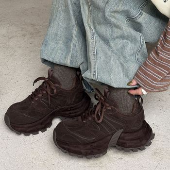 Női bőrből készült platformos sportcipő, vastag talppal, elől fűzőzár, lélegző technológia, belső műszőrös bélés