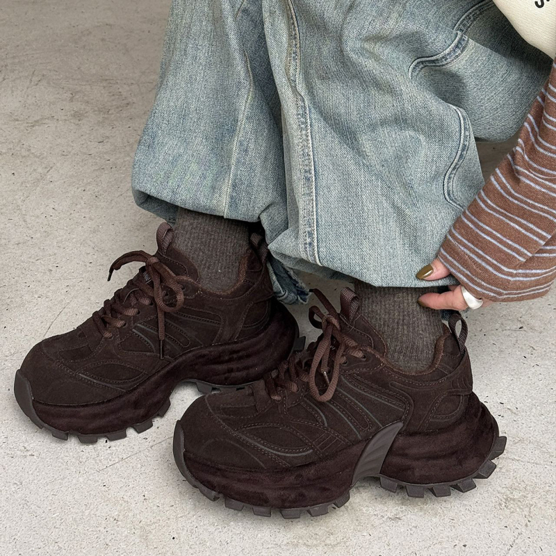 Női bőrből készült platformos sportcipő, vastag talppal, elől fűzőzár, lélegző technológia, belső műszőrös bélés