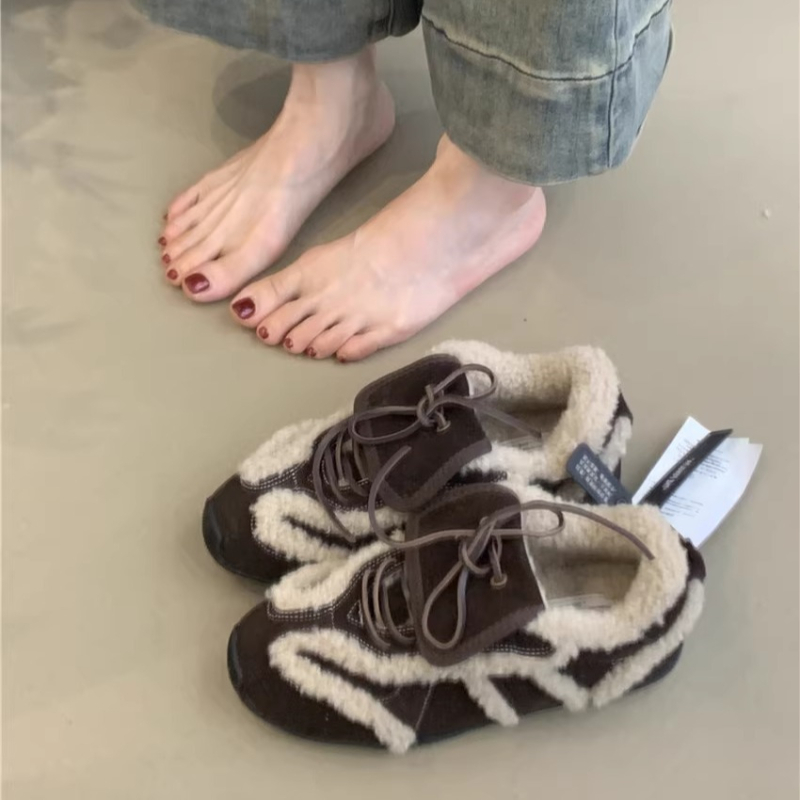 Ženske tenisice za trening od prave kože, s umjetnom kratkom plišom, casual-sport stil, niski 1–3 cm, plitak otvor ispod 7 cm