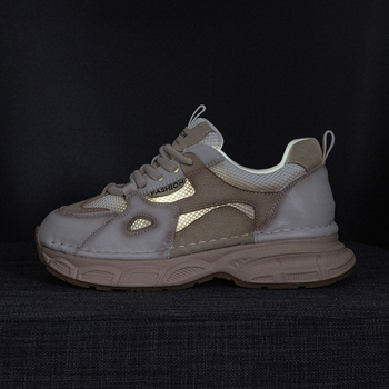 Ženske tenisice u stilu dad shoes, prozračni gornji dio od prve slojevne teleće kože i tekstila, lagani EVA đon, okrugli vrh, visina pete 3–5 cm, vezanje na vezice
