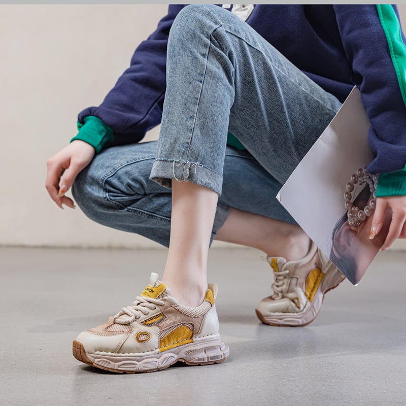 Ženske tenisice u stilu dad shoes, prozračni gornji dio od prve slojevne teleće kože i tekstila, lagani EVA đon, okrugli vrh, visina pete 3–5 cm, vezanje na vezice
