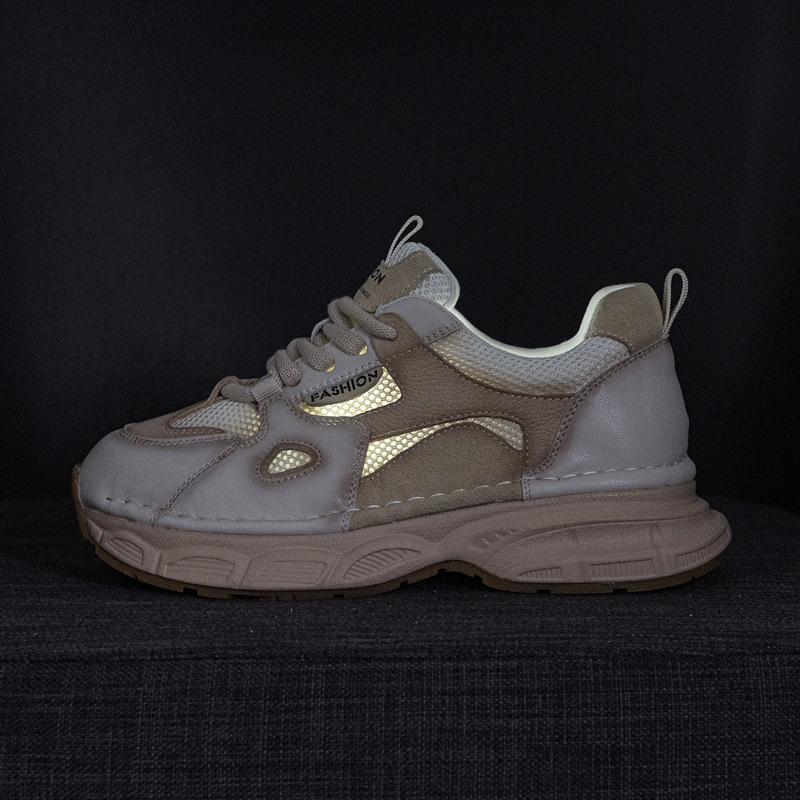 Ženske tenisice u stilu dad shoes, prozračni gornji dio od prve slojevne teleće kože i tekstila, lagani EVA đon, okrugli vrh, visina pete 3–5 cm, vezanje na vezice