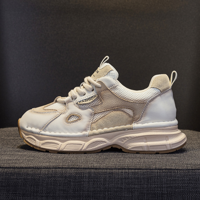 Ženske tenisice u stilu dad shoes, prozračni gornji dio od prve slojevne teleće kože i tekstila, lagani EVA đon, okrugli vrh, visina pete 3–5 cm, vezanje na vezice