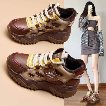 Ženske kožne tenisice u stilu dad shoes, visoki klin 6-8 cm, gornji dio od dvostruke kože, vezanje, PU đon